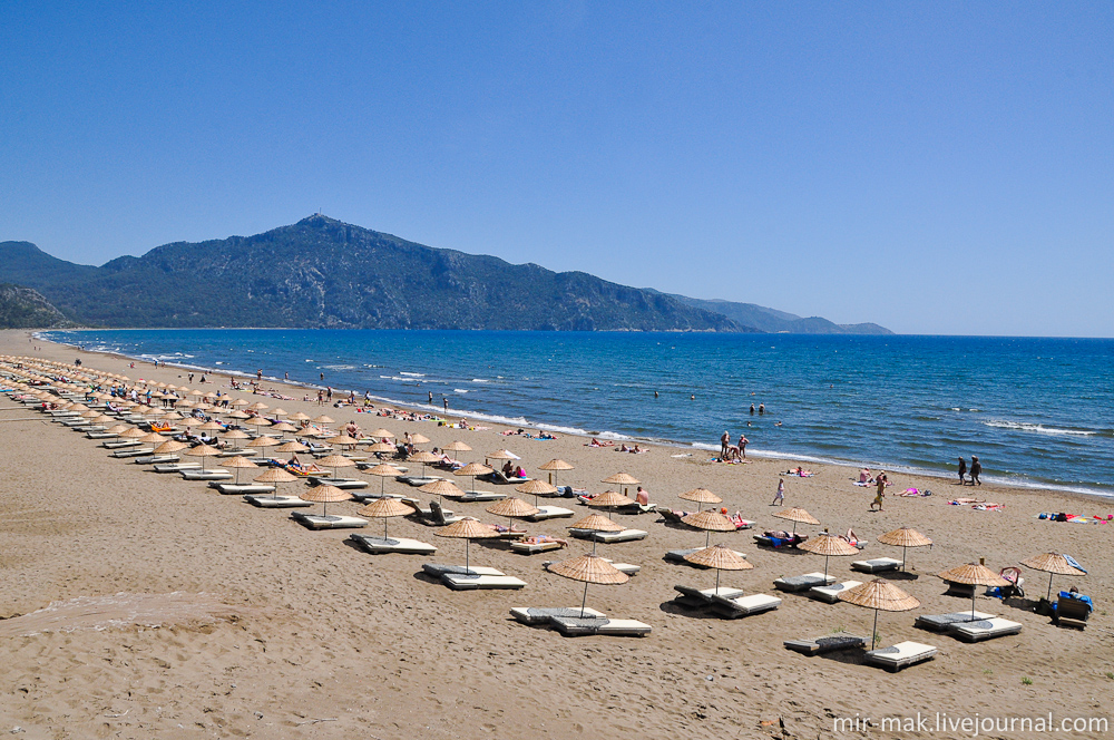 Но основная часть пляжа, оборудована шезлонгами и очень располагает к загоранию и купанию. Дальян, Турция Но основная часть пляжа, оборудована шезлонгами и очень располагает к загоранию и купанию. Дальян, Турция