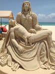 Песчаная скульптура (Пьета Микеланджело) на пляже Плайя Фундадорес в Плайя дель Кармен