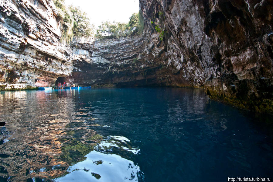 подземное озеро пещеры Мелиссани Аргостоли, остров Кефалония, Греция