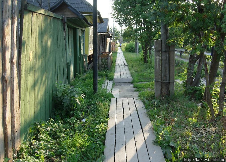 В городе на некоторых улицах сохранились деревяные тротуары, что конечно в наше время большая редкость, очень удобно, но без каблуков. Уржум, Россия