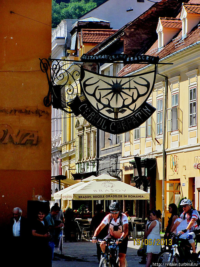 В исторической части Брашова есть широкая целиком пешеходная улица – Stradа Repubicii. Ведет она от площади, на которой находится ратуша до Примэрии. На Stradа Repubicii много кафе , как уличных, так и внутри домов, магазинов , бутиков и т.п. В общем стандартный «Арбат». Брашов, Румыния