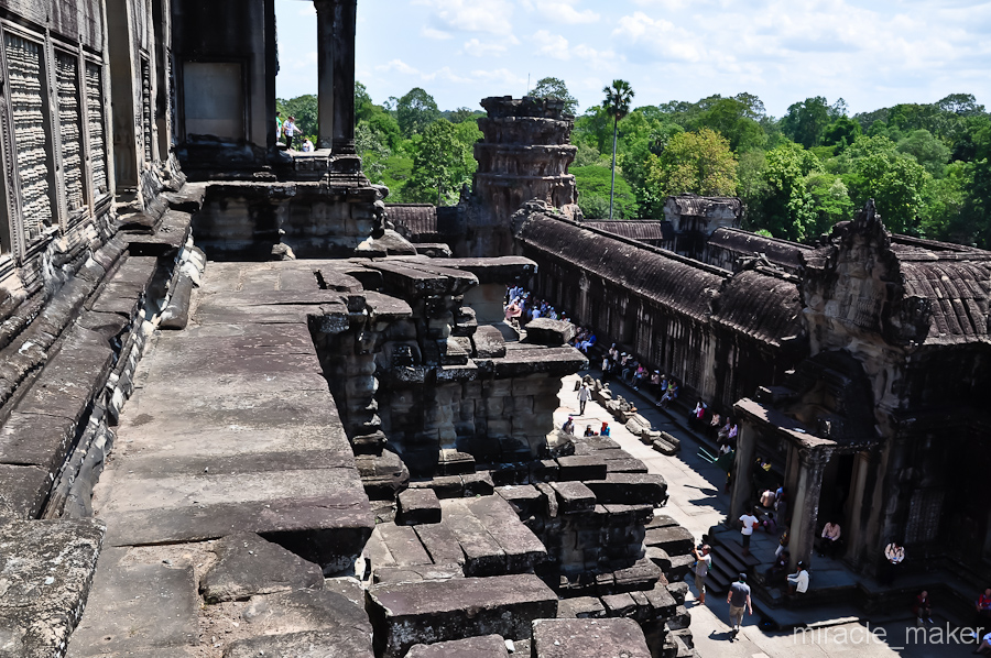 Несмотря на очень жаркую погоду туристов здесь предостаточно. Ангкор (столица государства кхмеров), Камбоджа