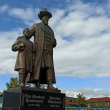 Памятник молодому Абаю и его отцу Кунанбаю рядом с мечетью в Каркаралинске