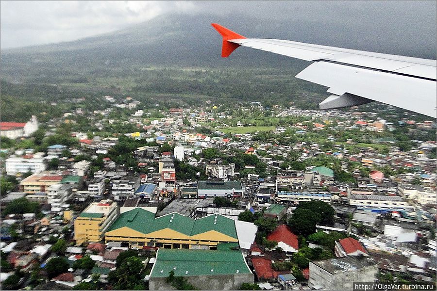 *Легаспи под крылом самолета Легаспи, Филиппины