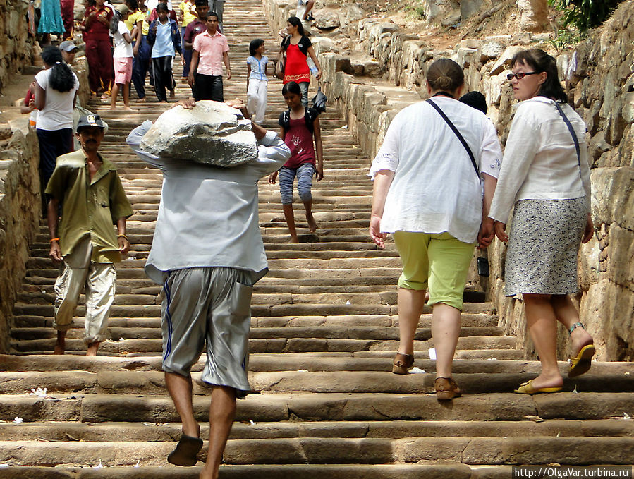 К монастырю ведет лестница с 1850 ступенями. Как преодолели мы эту лестницу, я даже не заметила, поглощенная  тем, как ланкийцы вручную перетаскивали наверх тяжеленные камни Михинтале, Шри-Ланка