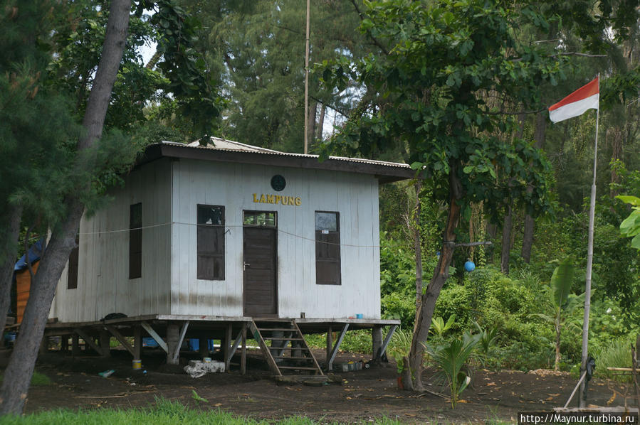 и   небольшое   здание. Палембанг, Индонезия