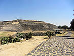 Это круглое основание пирамиды диаметром 110 метров и высотой 25 метров, а в центре уплотненная площадка земли.