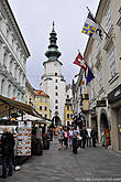 Михальские ворота – одно из самых старых зданий в Братиславе. Башня высотой 51 метр, в основании которой установлены деревянные ворота с когда-то задвигающейся железной решеткой. Построены они в 1300 году. На шпиле башни установлена статуя Святого Михаила и дракон.