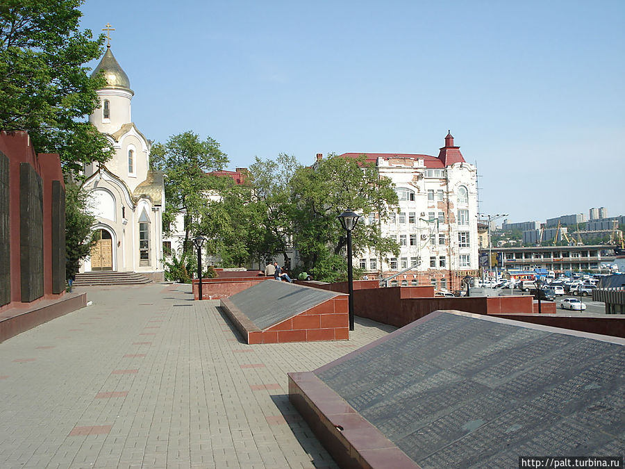 Мемориальный комплекс был открыт в 1975 году – в честь 30-летия победы в Великой Отечественной войне, а после реконструкции обрел нынешний вид. Мемориальный комплекс был открыт в 1975 году – в честь 30-летия победы в Великой Отечественной войне, а после реконструкции обрел нынешний вид.