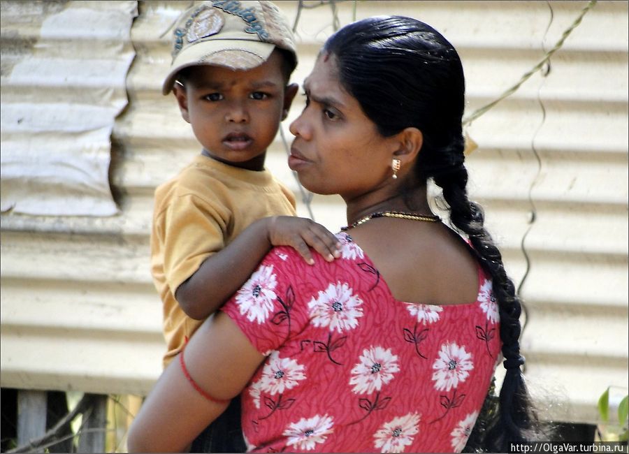 С короткими волосами женщин вообще не видела Тринкомали, Шри-Ланка