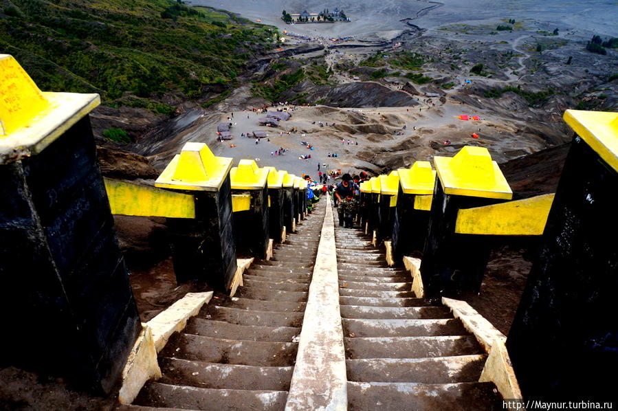 Лестница   перед  кратером.  Она  крутая, но   легко   преодолима  с  остановками. Бромо-Тенггер-Семеру Национальный Парк, Индонезия
