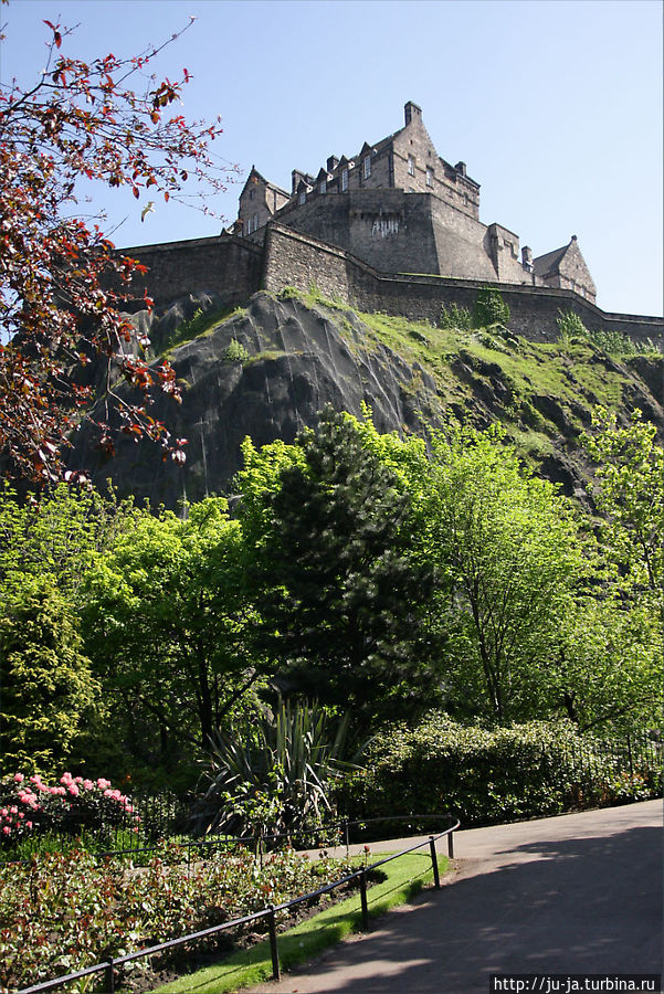 Вид на замок из парка Принсес-стрит Гарденс Эдинбург, Великобритания