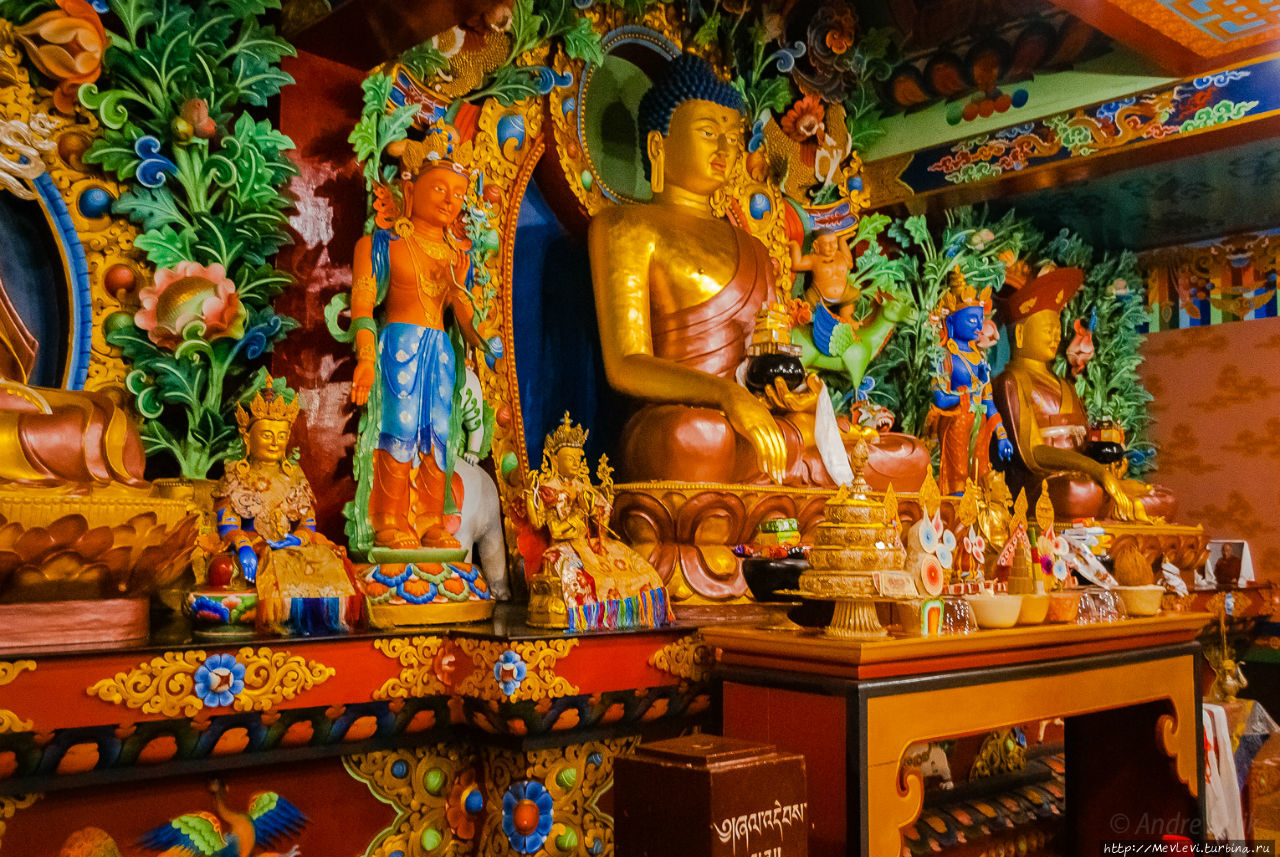 Монастырь школы гелугпа. Ревалсар Монастырь школы гелугпа. Ревалсар