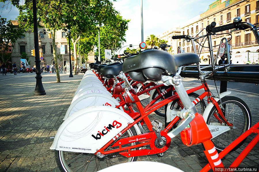 Огромное количество точек проката велосипедов, разбросано по всему городу, поэтому если есть желание покрутить педали, регистрируемся на www.bicing.com,  арендуем железного коня и наслаждаемся, вело прогулкой. Барселона, Испания