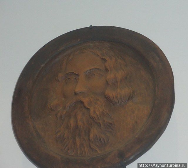 Портрет айна. Дерево, резьба. Портрет айна. Дерево, резьба.