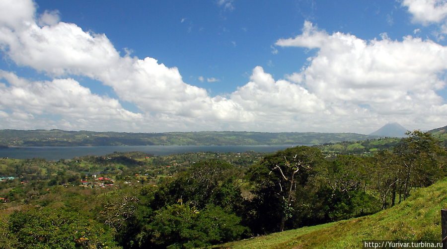 Озеро и справа вулкан Ареналь Аренал, Коста-Рика