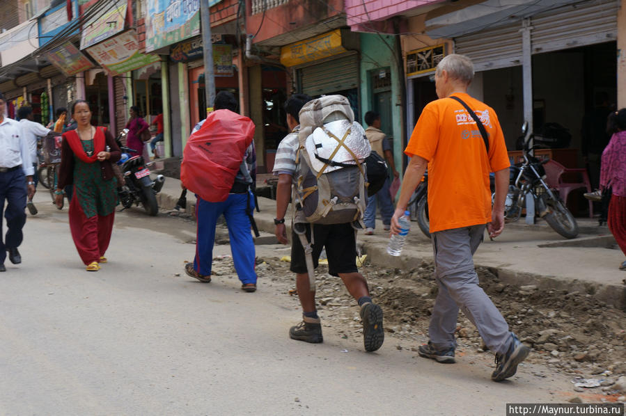 Гид,   носильщик   и   В.  Шанин   на   улице   Горкхи. Покхара, Непал