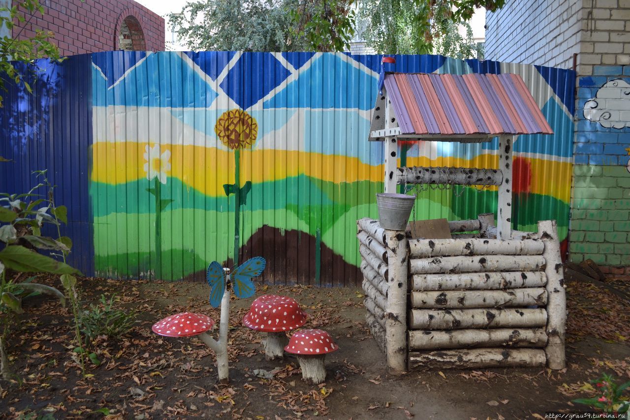 Что может сделать фантазёр в обычном дворе из старых игрушек Саратов, Россия
