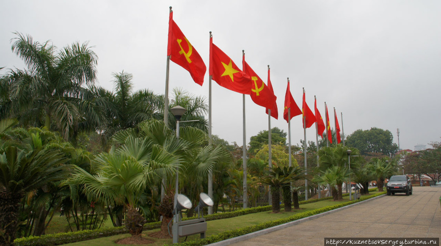 Звезда и Серп и Молот на красных флагах повсюду Ханой, Вьетнам