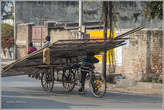 В ХХI веке в стране, где есть своя космическая промышленность, до сих пор таким вот допотопным способом — на грузовых вело-рикшах перевозят крупные предметы. Подобно тому, как вьетнамцы это проделывают с мотоциклами.