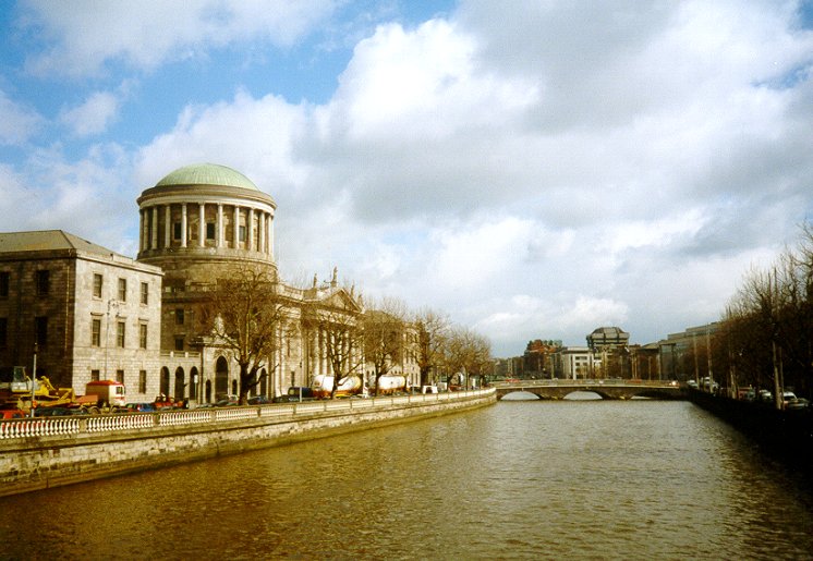 Моя фотография — Четыре суда и река Лиффи, 2001 Дублин, Ирландия