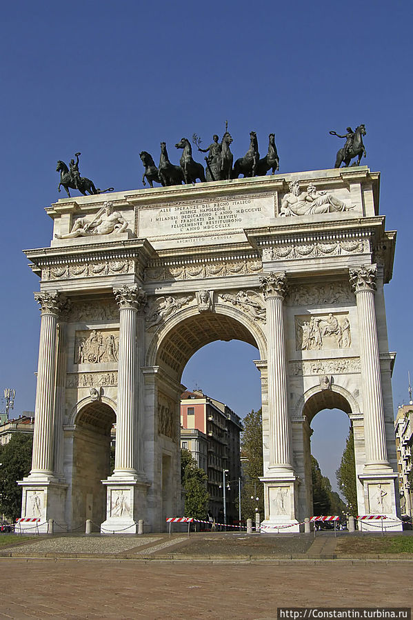 Арко делла Паче (Arco della Pace) стоит в северной части парка, на Пьяцца Семпионе.