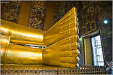 Ну, а это, конечно же, — ступни того самого Лежащего Будды, о котором шла речь выше. Их длина — целых 3 метра! На них изображены различные рисунки, символизирующие истины Буддизма. Изначально Лежащий Будда был построен из обычного кирпича, но затем тайцы покрыли его золотыми пластинами, а глаза и ступни перламутром. Вообще, мне показалось, что золота у тайцев — просто немеряно. У них все кругом — золотое... Любимый цвет, ну и глаз радует...
***