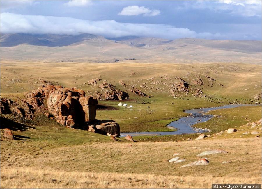 Из озера вытекает река Сон-Куль Озеро Сон-Куль, Киргизия