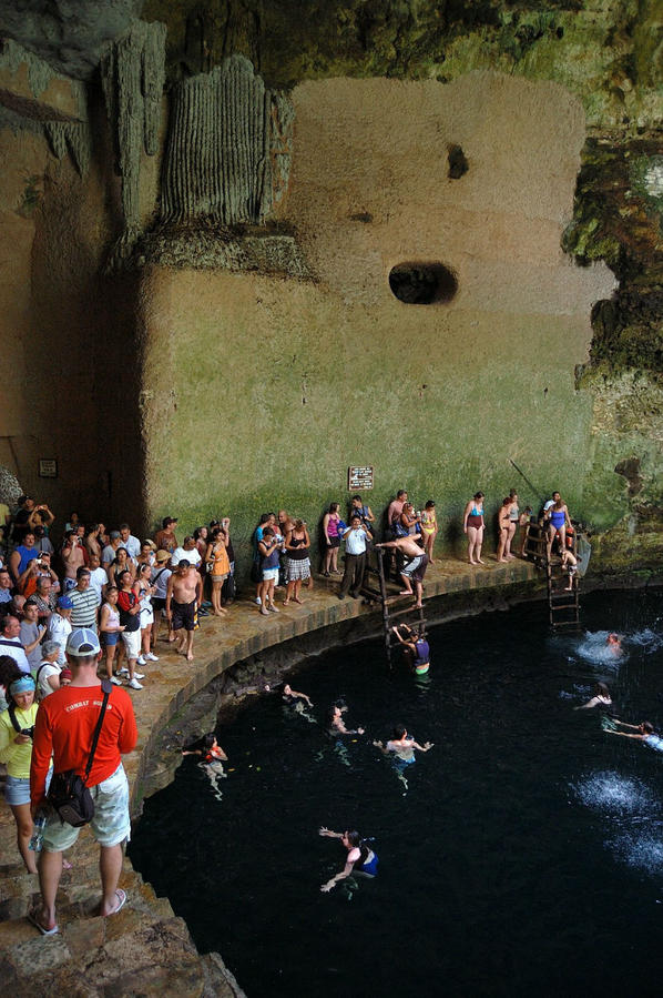 Народ купается в пещере Чичен-Ица город майя, Мексика