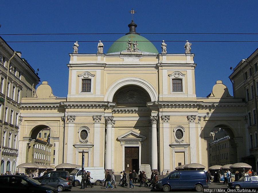 Римско-католический костёл. Здесь в 1798 был захоронен последний польский король Станислав Август Понятовский (потом перезахоронен в Польше). Римско-католический костёл. Здесь в 1798 был захоронен последний польский король Станислав Август Понятовский (потом перезахоронен в Польше).