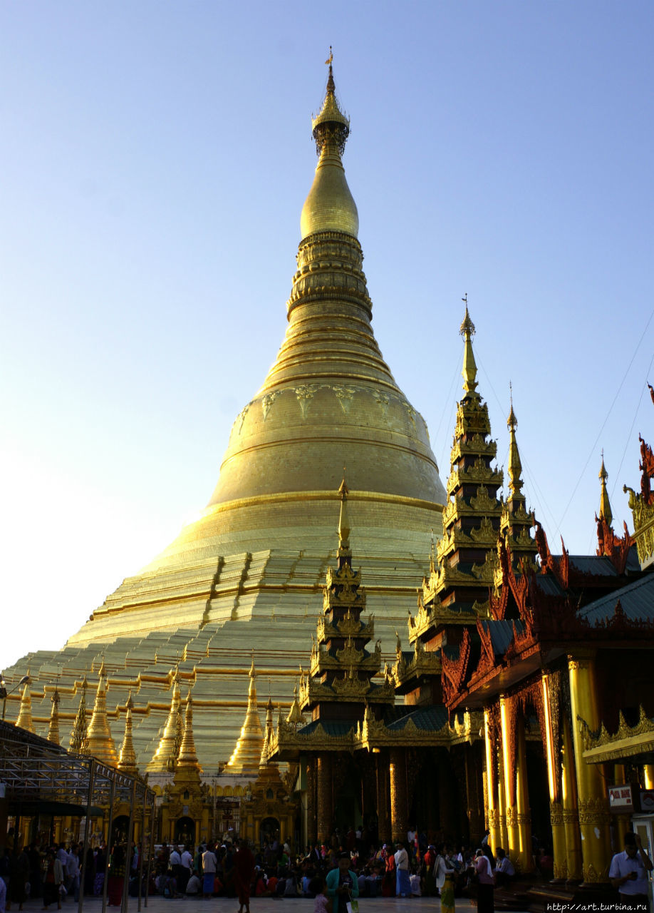 Вес золотых пластин на ее плечах достигает нескольких десятков тонн. Янгон, Мьянма