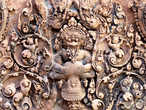 Бог Вишну в образе льва Нарасимха держит короля асуров (демонов) на коленях и разрывает его на части за нехорошие дела: демон хотел убить своего сына, преданного Вишну. Вот такая она, жестокая правда.