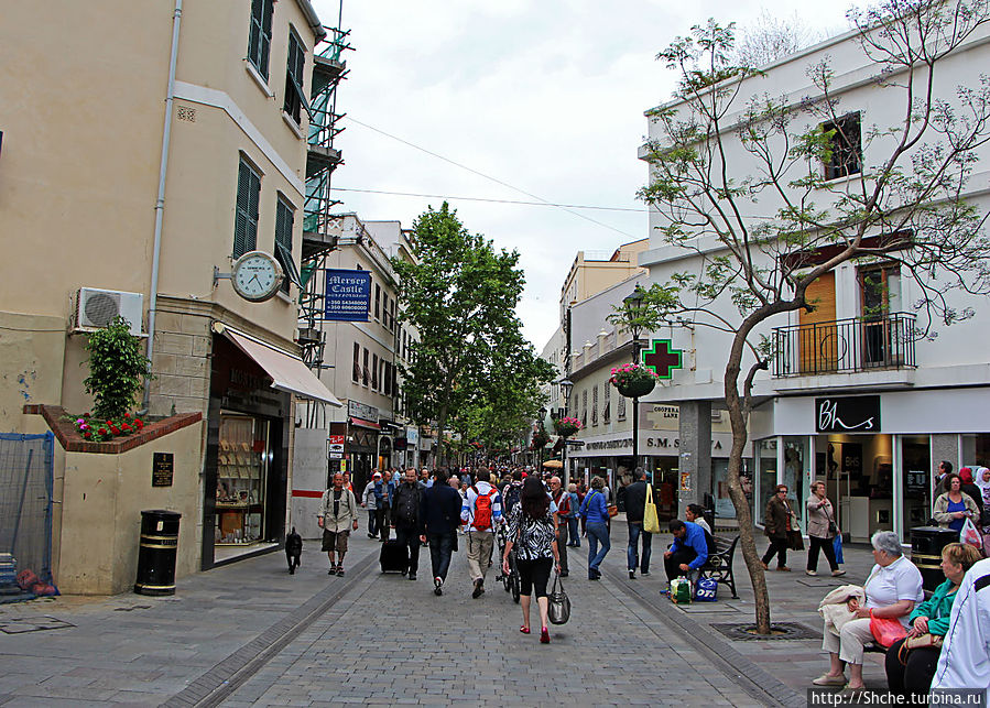 Так начинается Main Street, первые метры от центральной площади Гибралтар город, Гибралтар