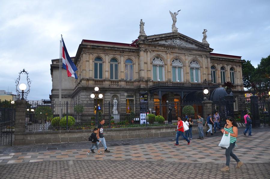 Театр — самое красивое здание Центральной Америки, как написано в путеводителе Сан-Хосе, Коста-Рика