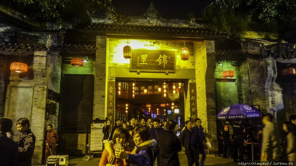 Вечер в Чэнгду, в обычном китайском многомиллионном городе Чэнду, Китай