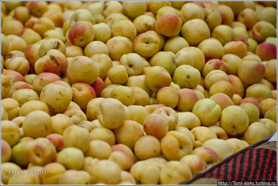 Абрикосы. В мае, когда у нас еще совсем нет фруктов и такие вроде невзрачные абрикосы — это здорово... Эль-Джадида, Марокко