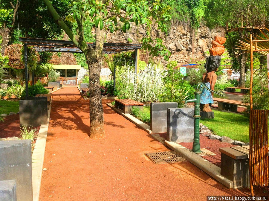 В школьном дворе Сен-Дени, Реюньон В школьном дворе Сен-Дени, Реюньон