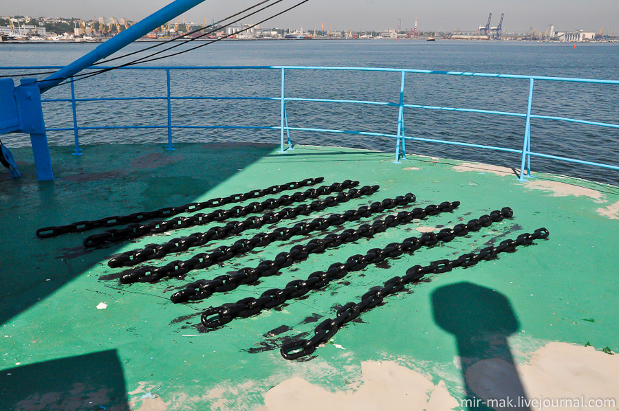 Сохнущие после покраски цепи. Сохнущие после покраски цепи.