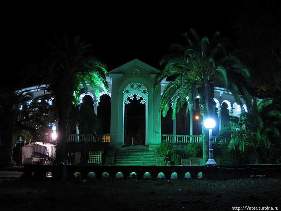 Обратная сторона центральной арки колоннады Обратная сторона центральной арки колоннады