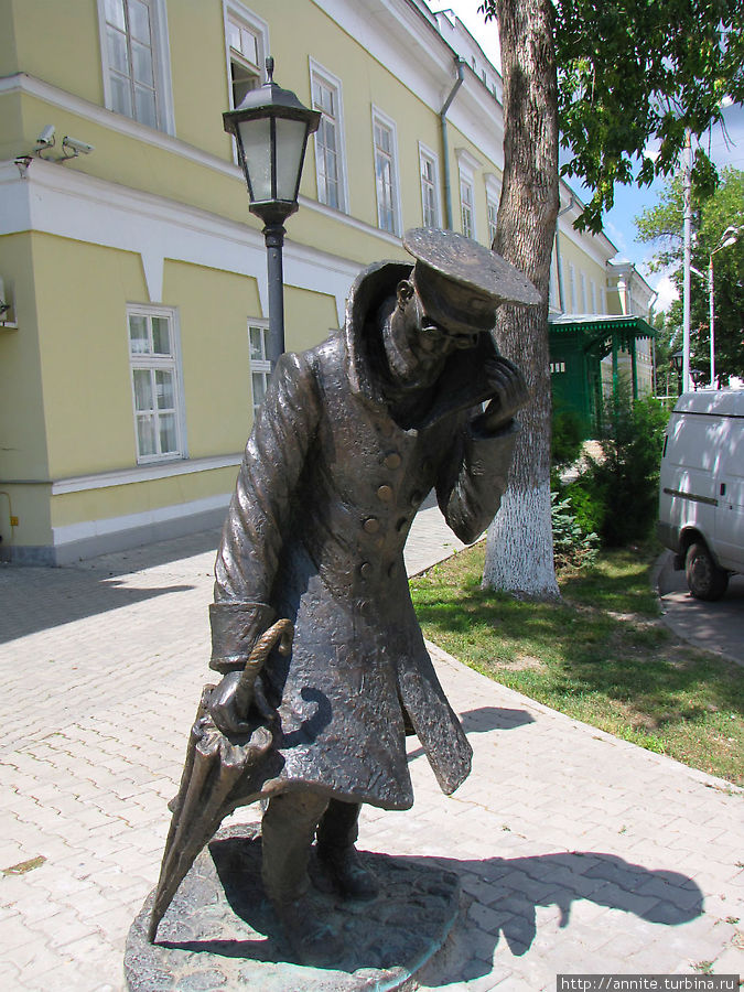 Скульптурная композиция Человек в футляре возле здания гимназии. Таганрог, Россия