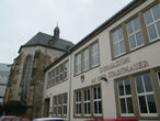 На территории монастыря Св. Bольфганга теперь размещается гимназия