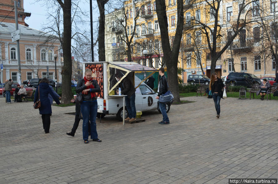 в таких машинках по всему Киеву продают очень вкусный кофе Киев, Украина