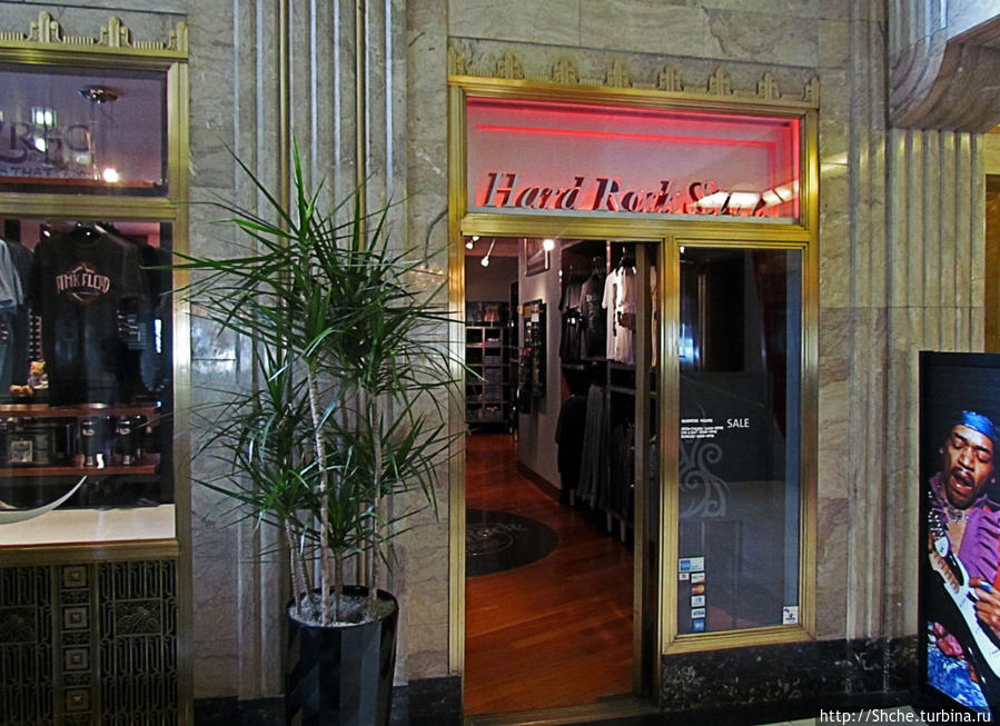 в каждом отеле, как и кафе, есть Rock-Shop, где продается аутентичная атрибутика, это вход с холла Чикаго, CША