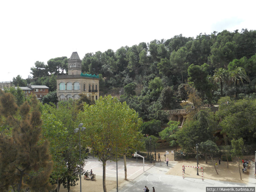 Парк Гуэль — пешеходная прогулка по парку Барселона, Испания