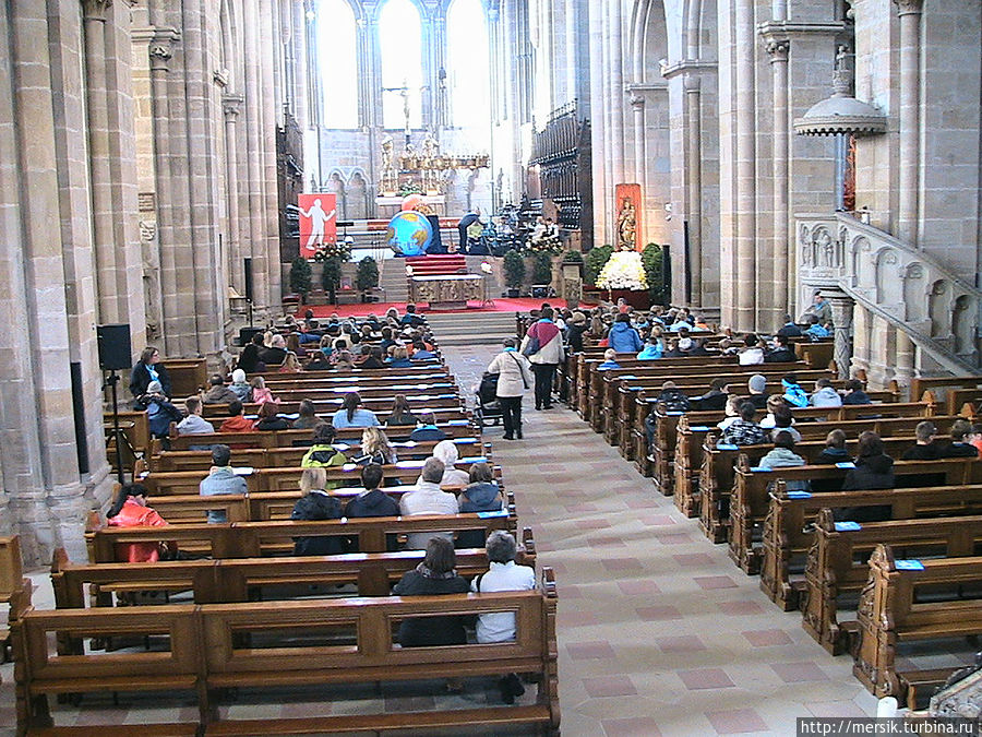 Соборная площадь и императорский сад Бамберг, Германия Соборная площадь и императорский сад Бамберг, Германия