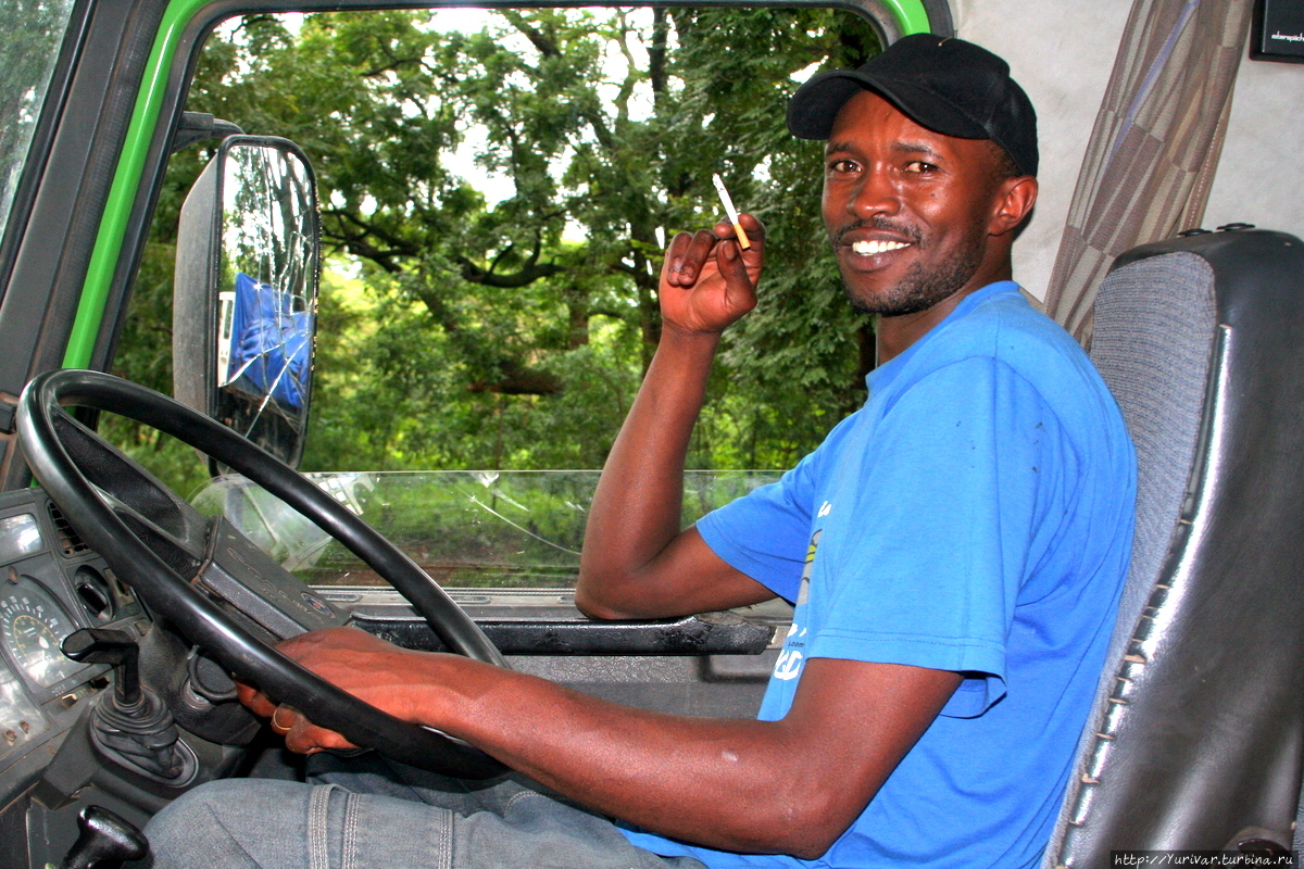Наш водитель и, по совместительству, уже руководитель Питер Мучура Озеро Малави Национальный Парк, Малави