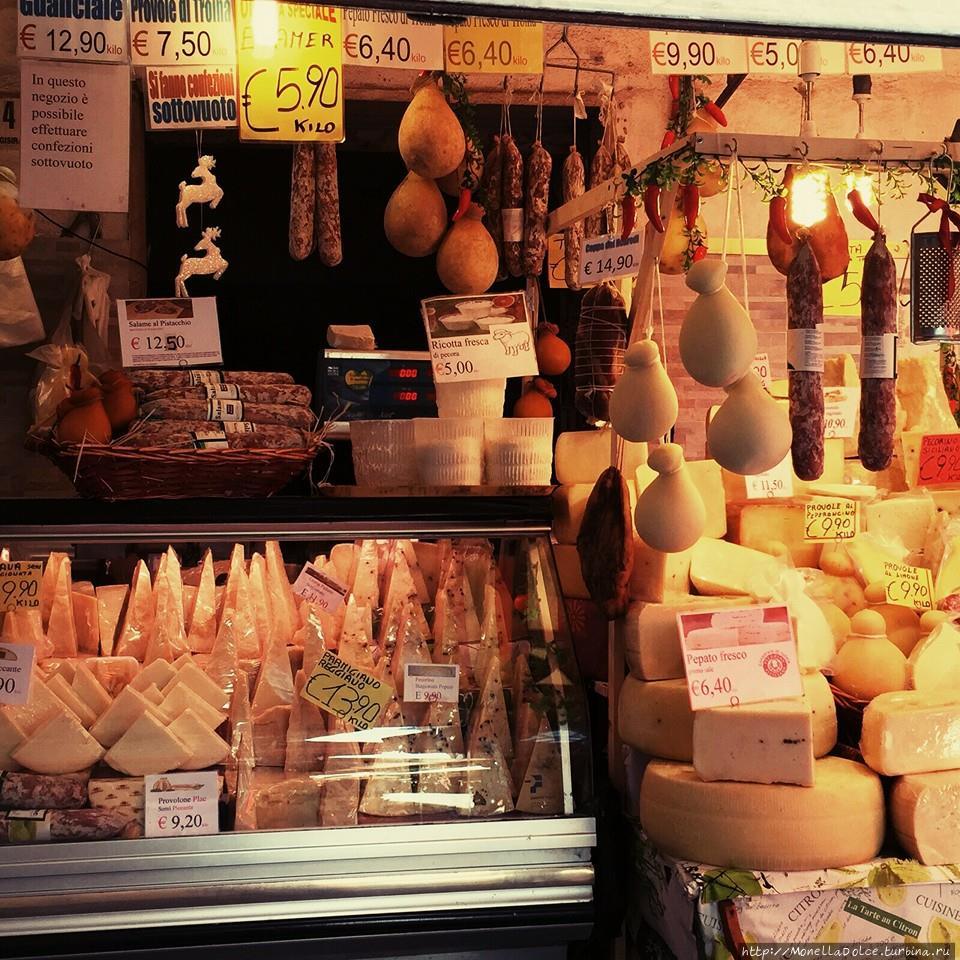 Традиционные сицилийские  продукты и кухня в Чэфалу Чефалу, Италия