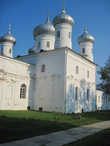 На территории Юрьева монастыря. Спасский собор. Главный собор — Георгиевский, в этом году реставрируется.