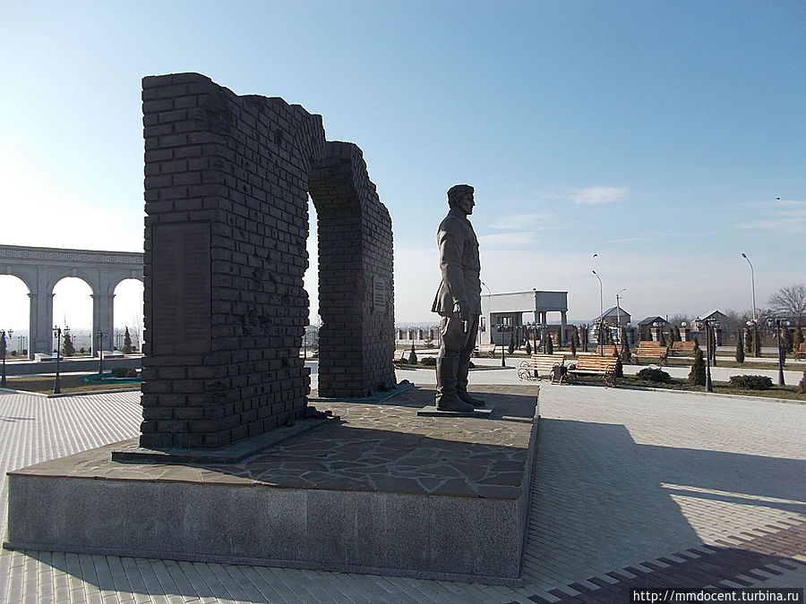 Памятник последнему защитнику Брестской крепости. Считается, что им был лейтенант Баркинхоев, ингуш. Назрань, Россия