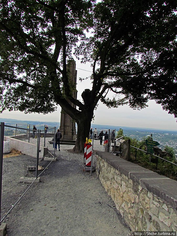 а на уровне фуникулера за реконструкцией помещения, скорее всего в скорости сувенироного магазина и кафе, мы прошли к обнаруженной сверху смотровой площадке а на уровне фуникулера за реконструкцией помещения, скорее всего в скорости сувенироного магазина и кафе, мы прошли к обнаруженной сверху смотровой площадке
